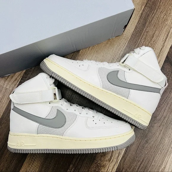 Nike Air Force 1 High LE - Picture 1 of 8